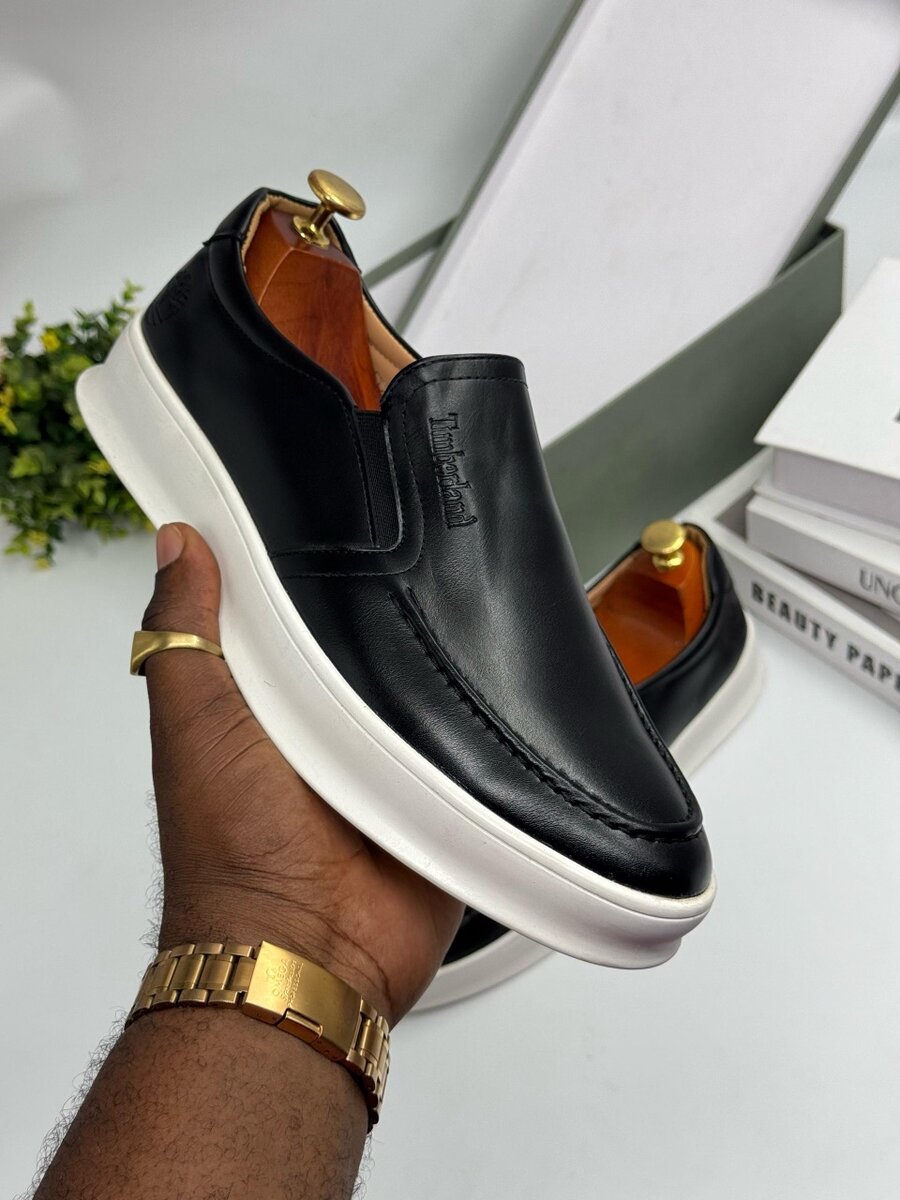 TIMBERLAND BLACK AND WHITE