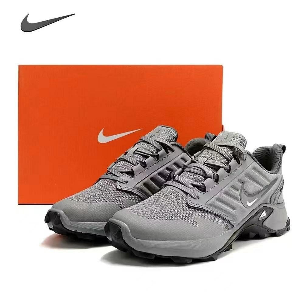 Chaussures de course Nike grises