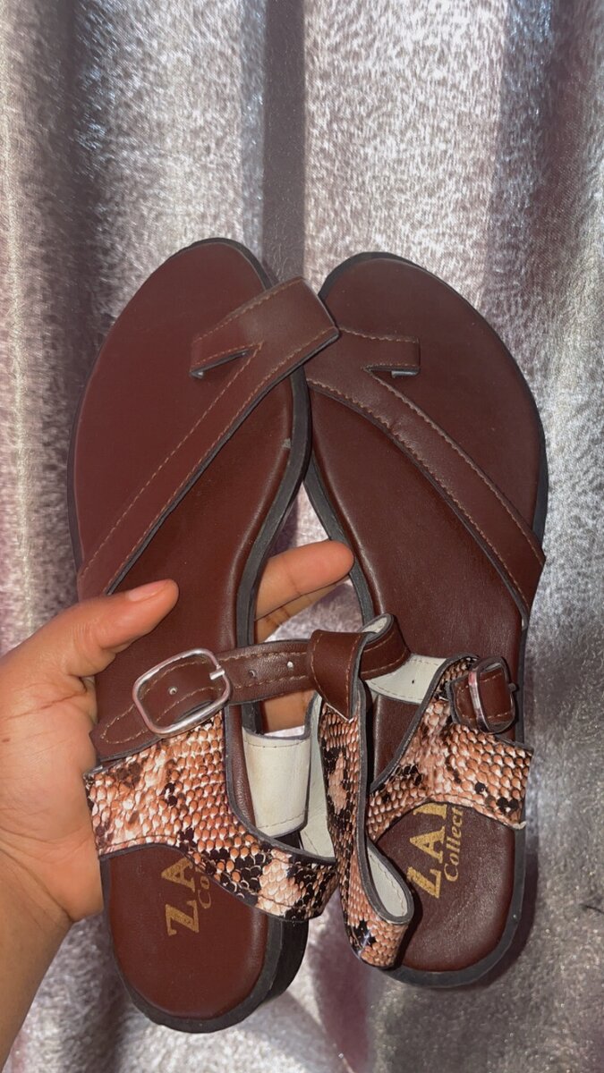 Flat sandals and slippers