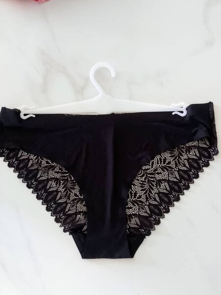 Culotte en dentelle féminine