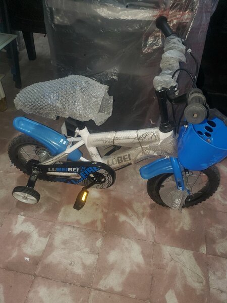 Vélo enfant avec roues stabilisatrices