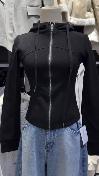 Женская облегающая кофта на молнии