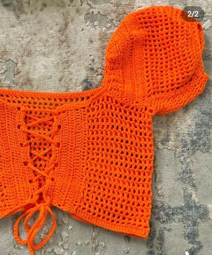 Top court en crochet orange