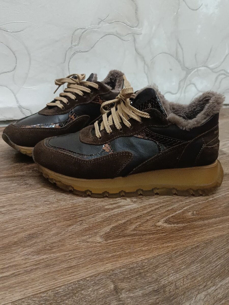 Кроссовки женские