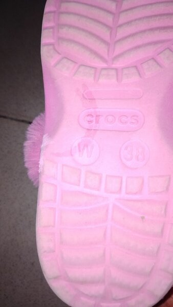 Crocs roses avec décorations