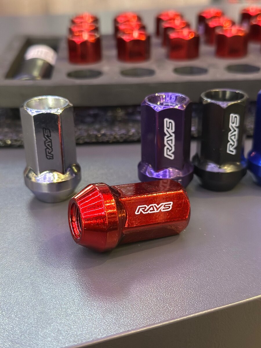 Стальные гайки от фирмы RAYS