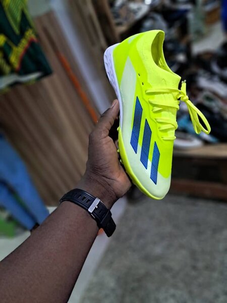 Chaussure de foot Adidas jaune