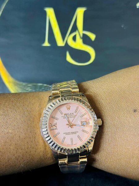 Women's wristwatch with metal bracelet