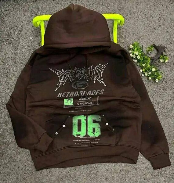 Sweat à capuche marron et T-shirt blanc