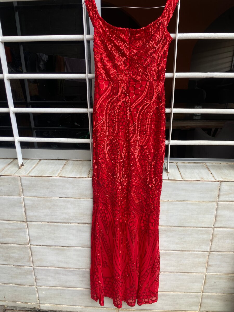 Robe longue rouge élégante