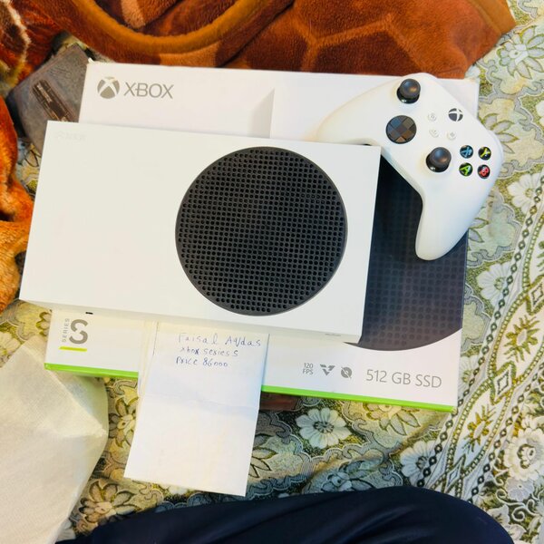 Xbox Series S 512GB  Almost New | Only 20 Hours Used Playti