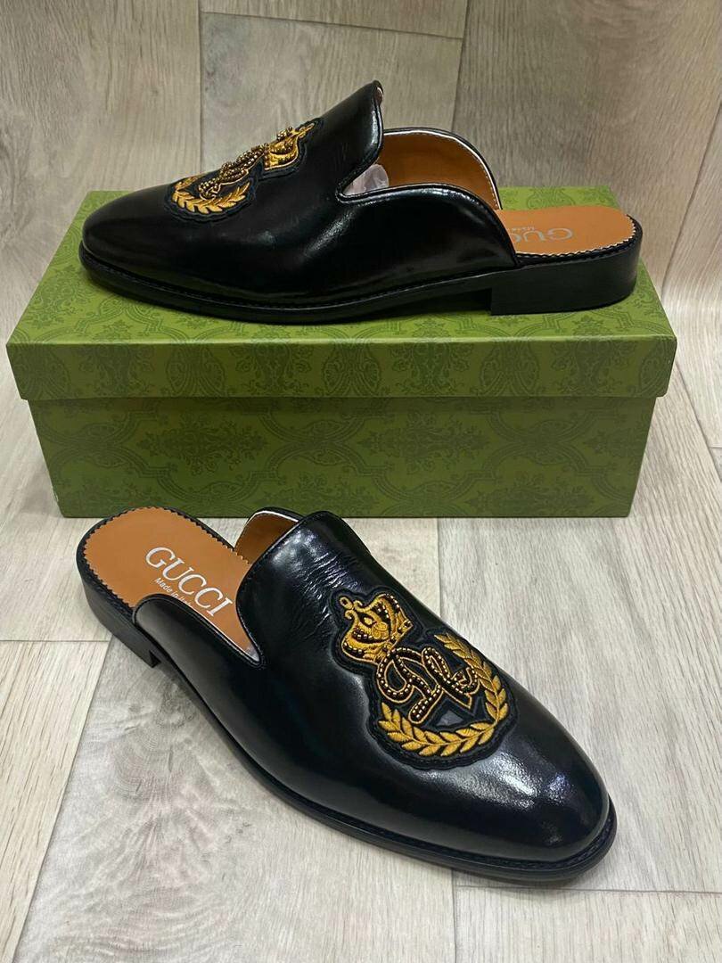 Mules en cuir noir brodés