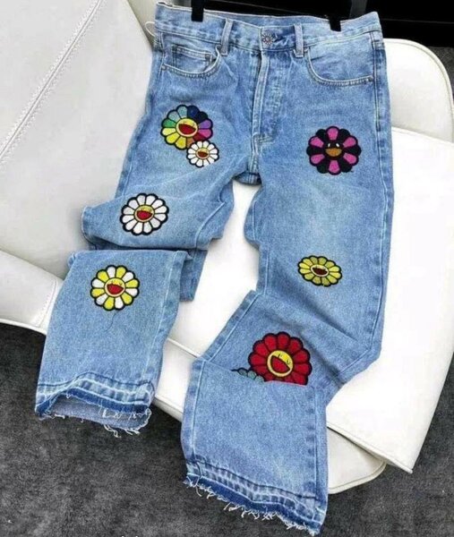 Jean bleu avec motifs floraux colorés