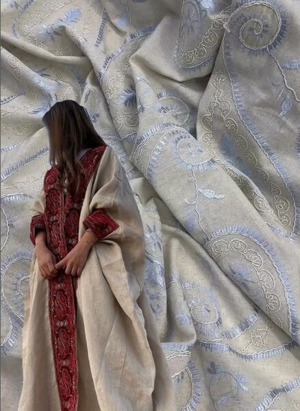 Красивая ткань с вышивкой