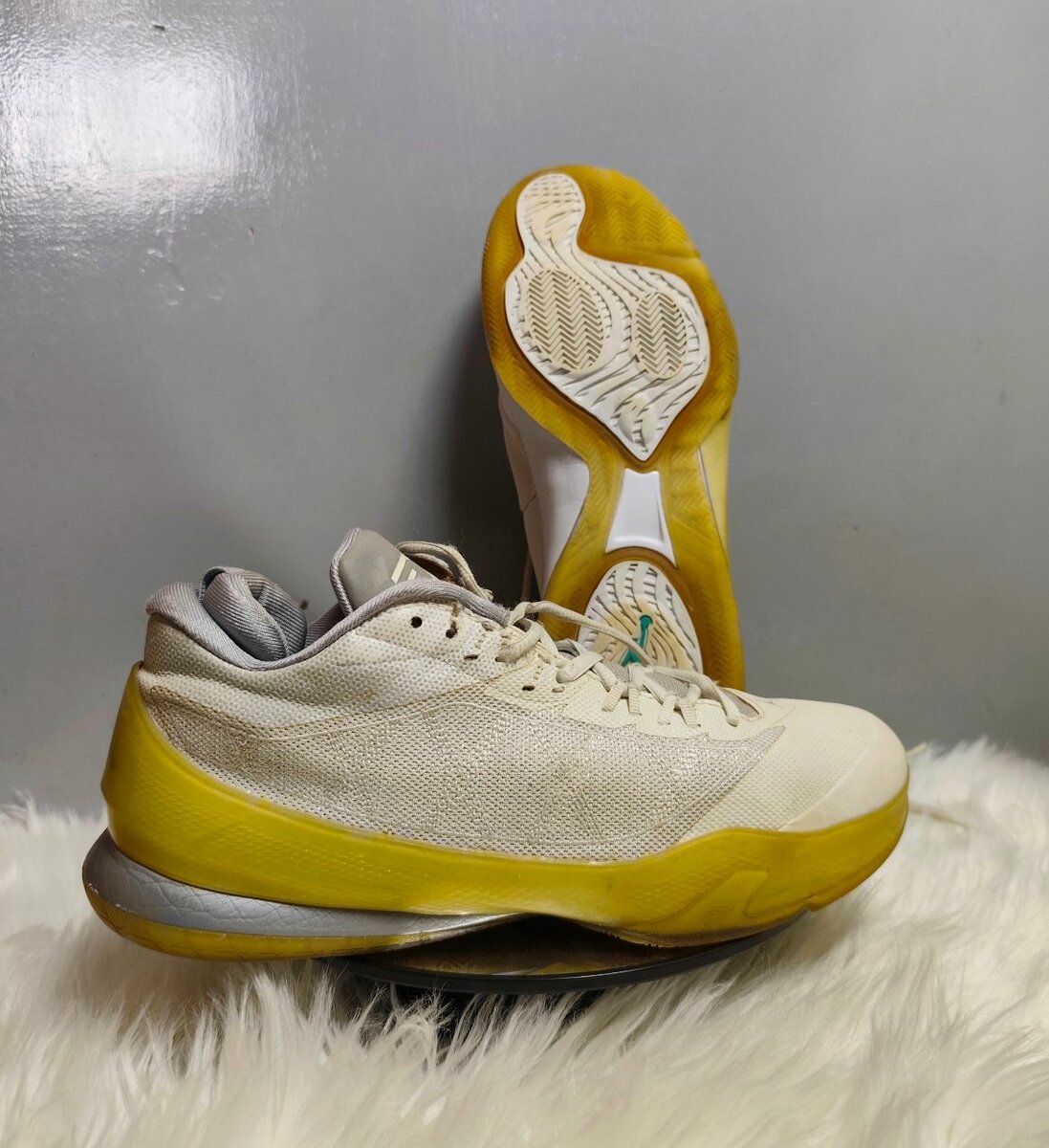 Baskets de sport blanches et jaunes