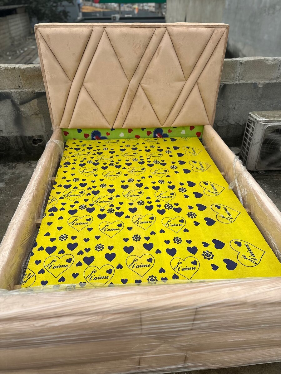 Cadre de Lit Moderne avec Tête Capitonnée