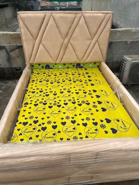 Cadre de Lit Moderne avec Tête Capitonnée