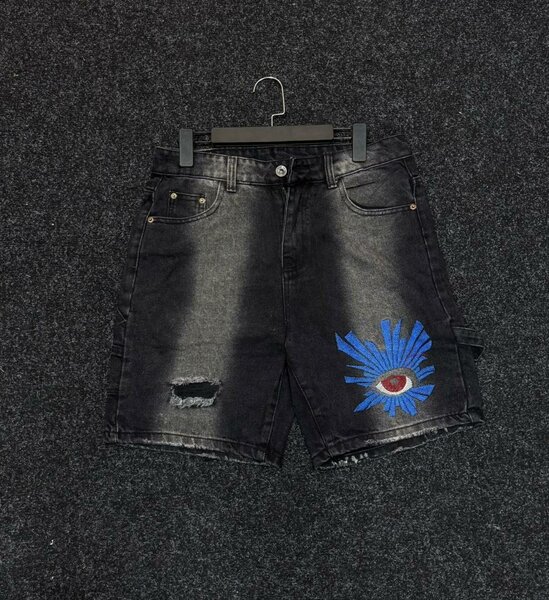 Short en jean noir avec broderie originale