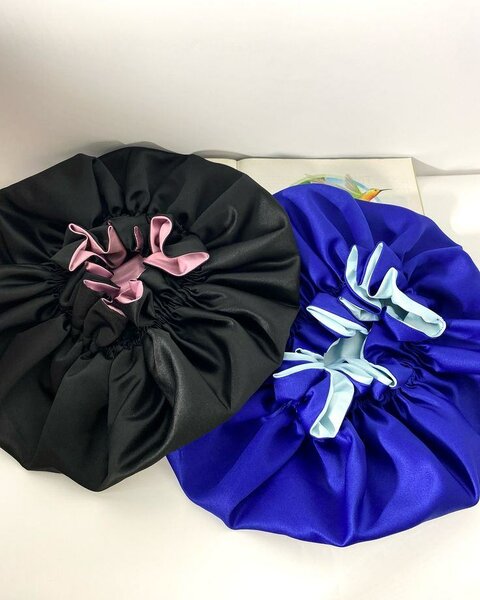 Bonnet en satin élégant