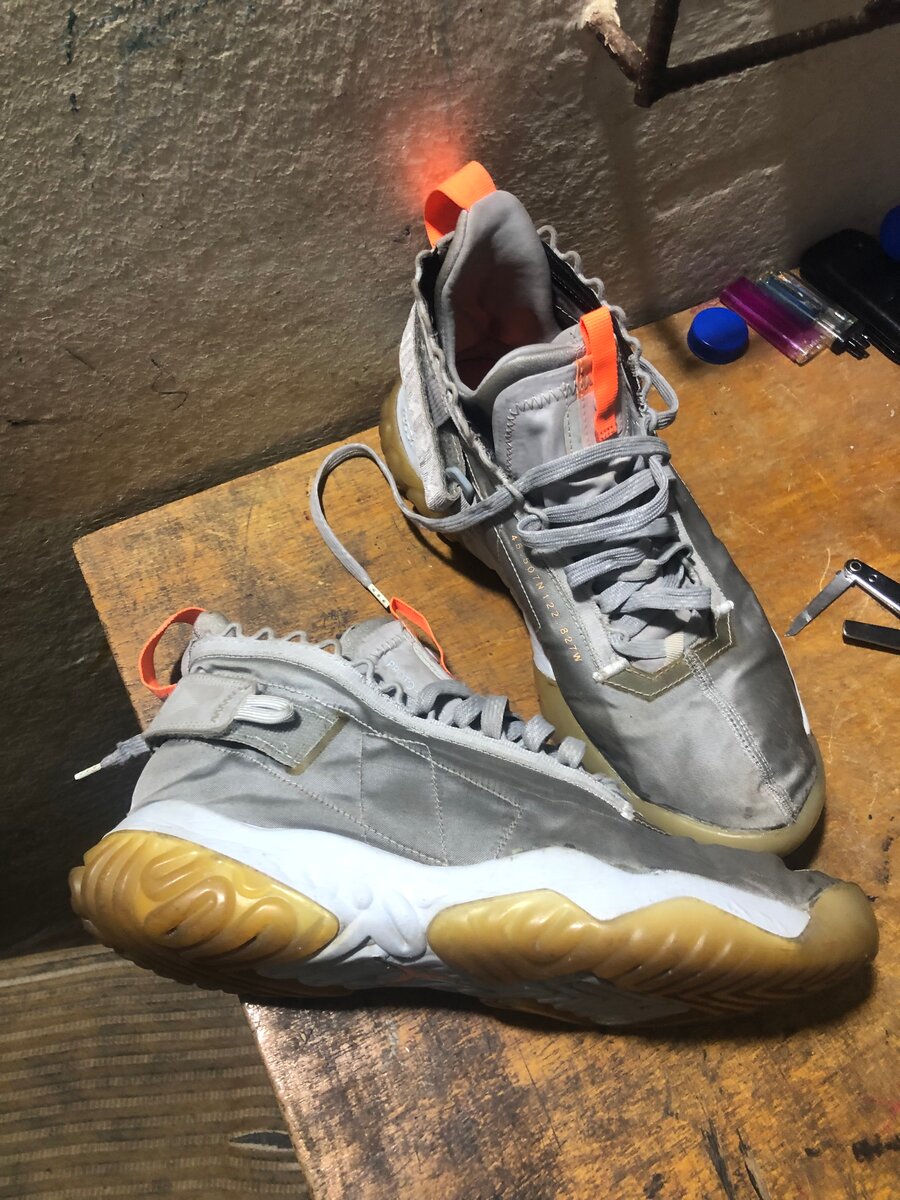 Sneakers gris-orange tendance