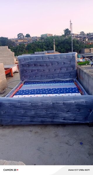 Lit capitonné élégant