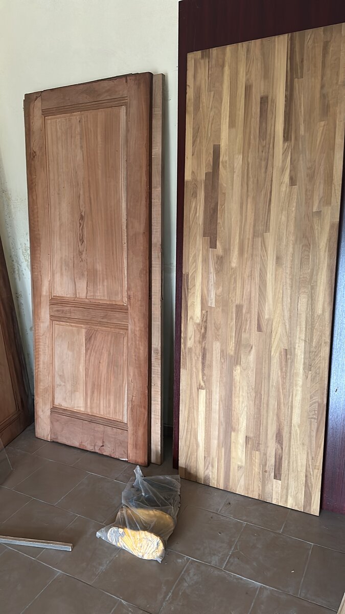 Porte en bois massif élégante