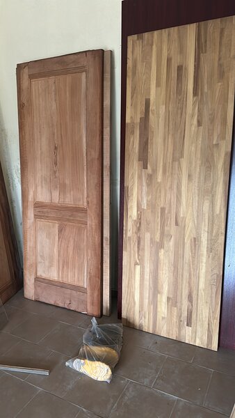 Porte en bois massif élégante