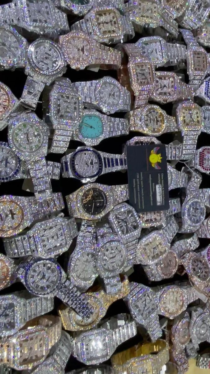 Montre de luxe strassée