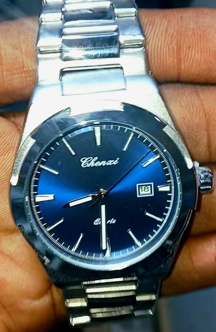 Montre homme (avec  livraison  yango gratuit )