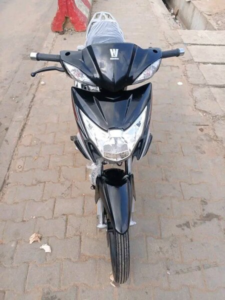 Moto polyvalente 125cc compacte