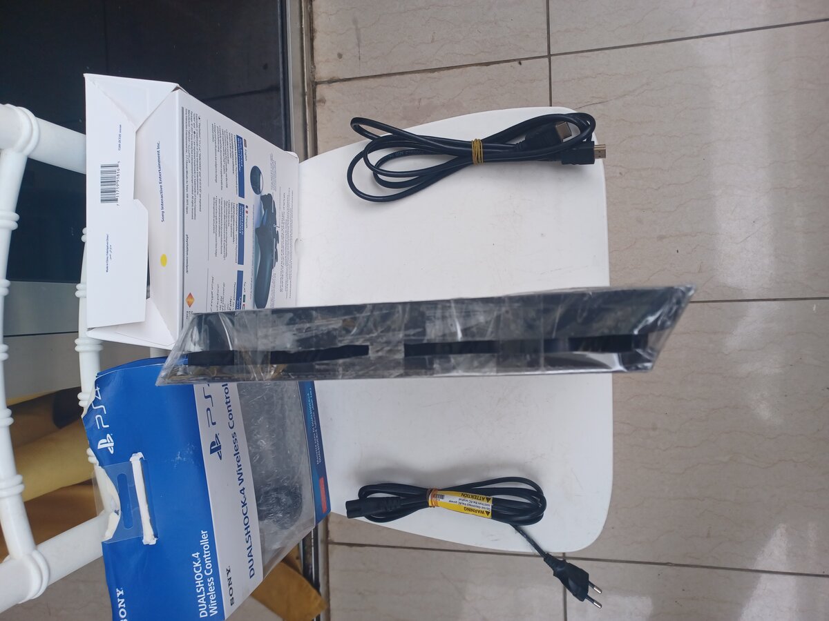 Ps4 slim+2manettes 3 jeux