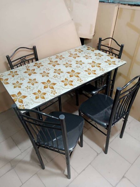 Table et chaises en métal design