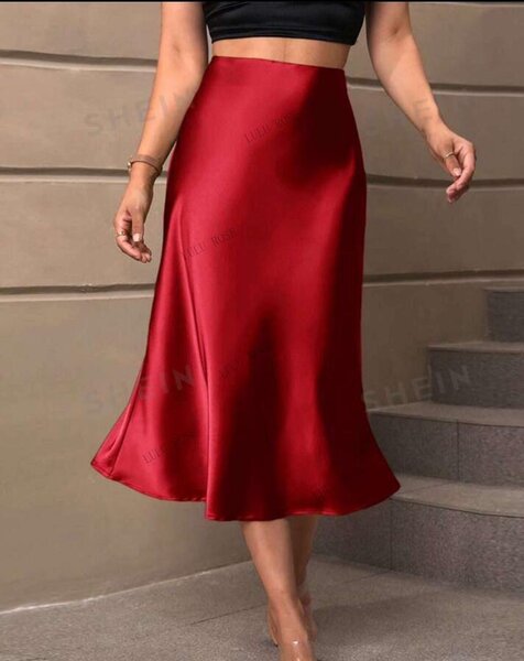 Jupe en satin rouge élégante