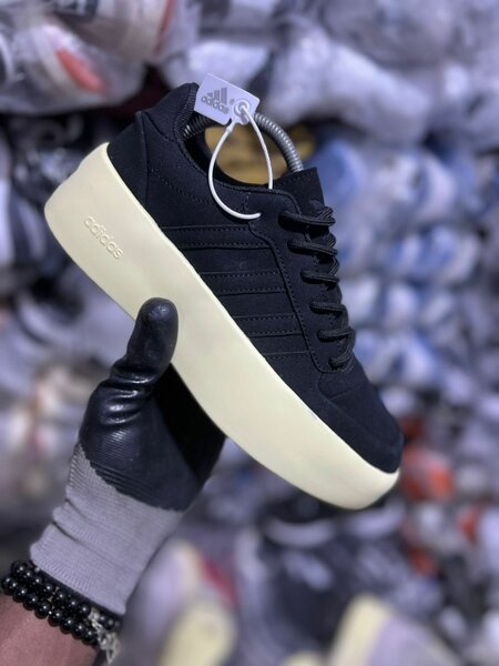 Chaussures noires Adidas élégantes