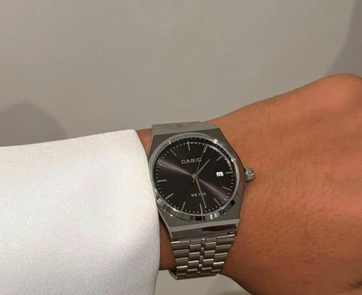 Montre élégante en acier