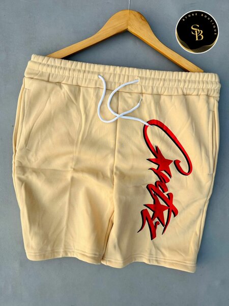 Shorts beige avec motif rouge
