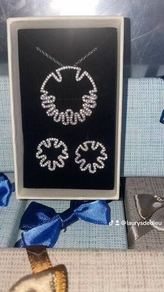 Collier et boucles d'oreilles