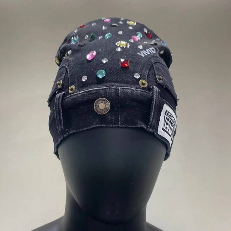 Bonnet en jean orné de strass