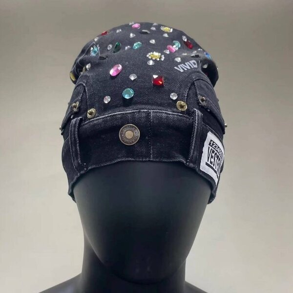 Bonnet en jean orné de strass