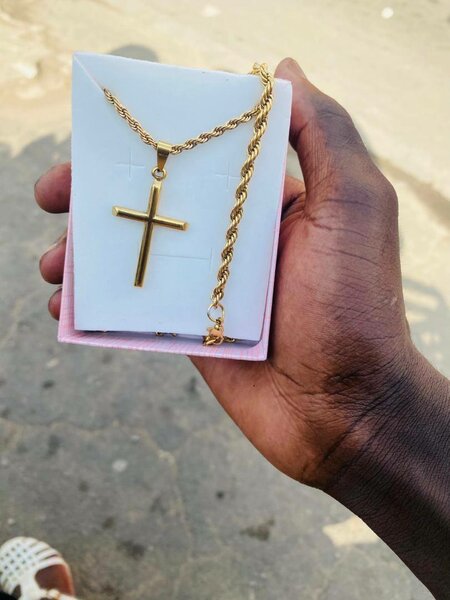 Collier croix doré élégant