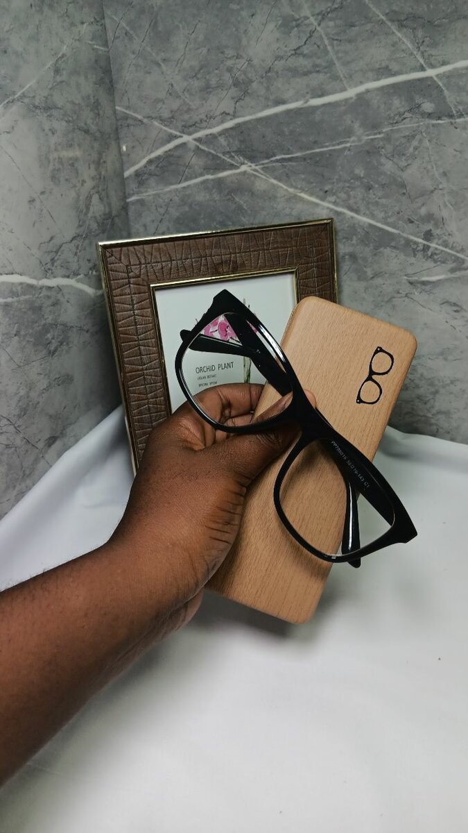 Lunettes Noires avec Étui Bois