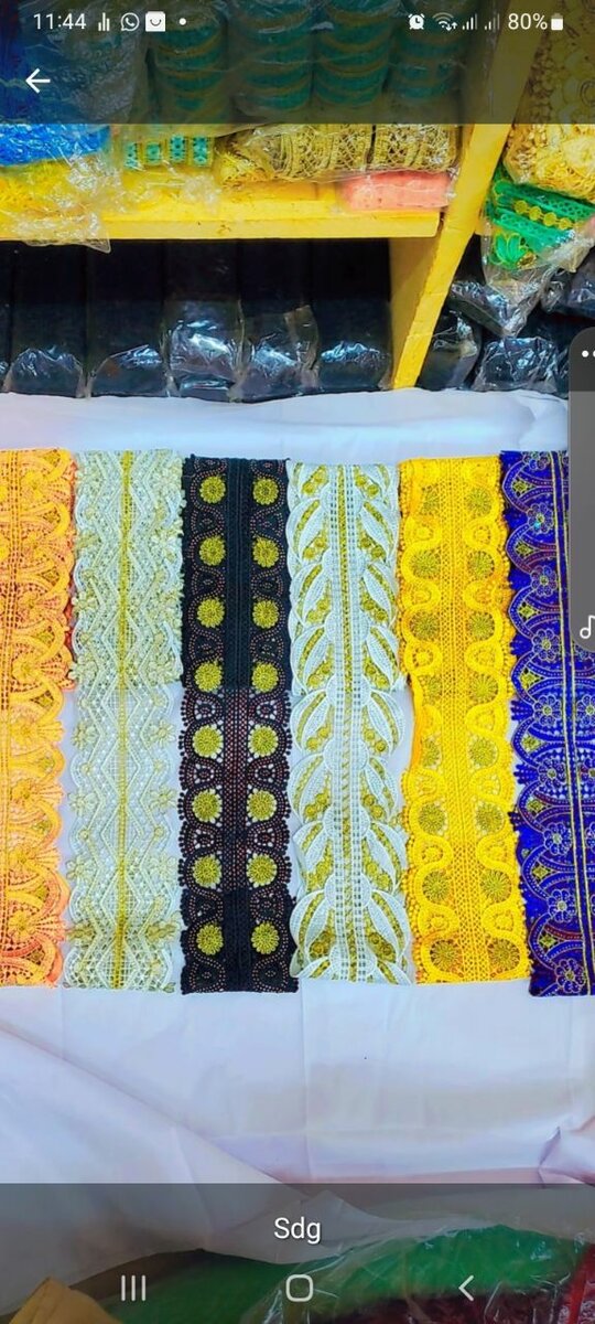 Dentelle brodée colorée