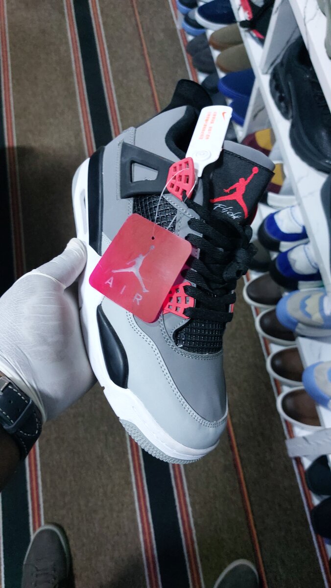 NIKE AIR JORDAN 4 RETRO