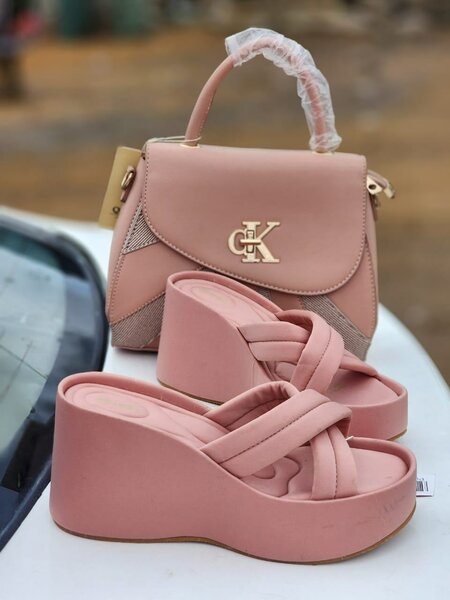 Sandales compensées chic