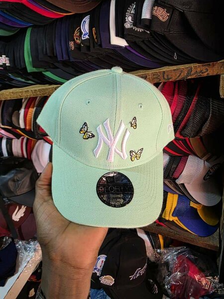 Casquette vert papillon