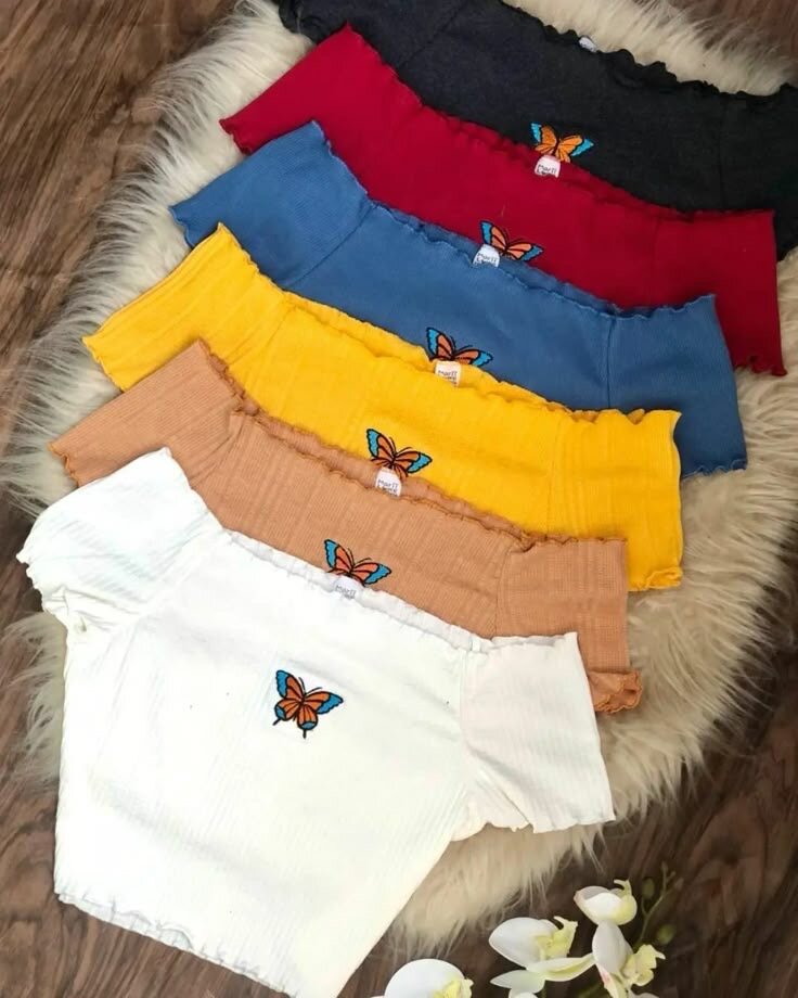 Top court brodé papillon