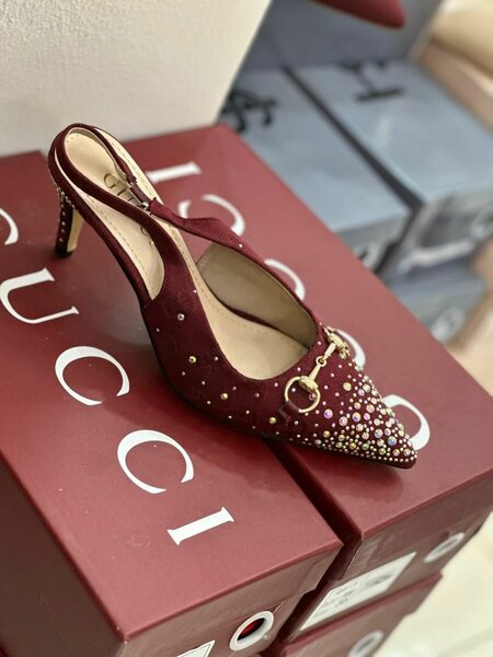 Escarpins Gucci à strass élégants