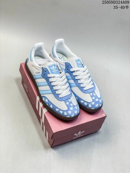 Baskets Adidas cœur bleu