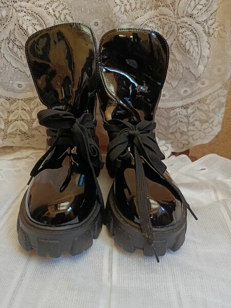 Bottes en noir avec lacets