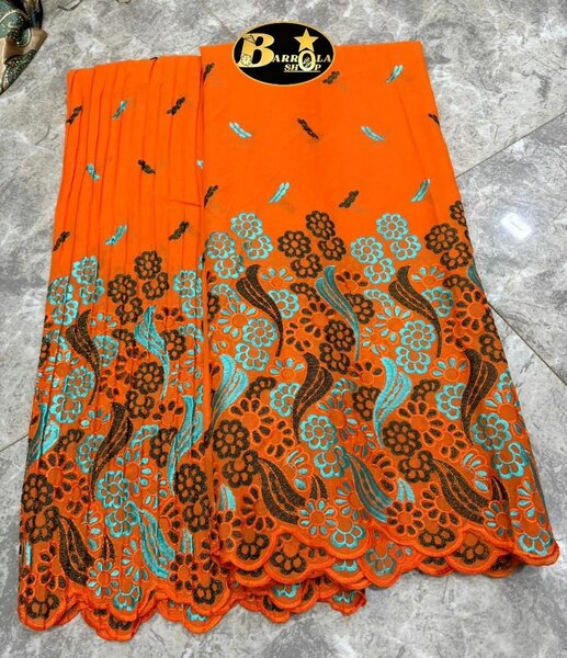 Étoffes colorées brodées